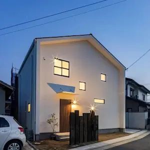 三角屋根の白い家